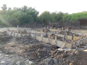 Coffrage des poutres de fondation pour le projet de maison en métal de 155 mètres carrés thumbnail