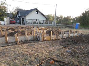 Coffrage des poutres de fondation pour le projet de maison en métal de 155 mètres carrés thumbnail