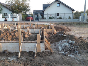 Coffrage des poutres de fondation pour le projet de maison en métal de 155 mètres carrés thumbnail