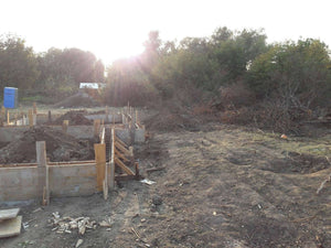 Coffrage des poutres de fondation pour le projet de maison en métal de 155 mètres carrés thumbnail