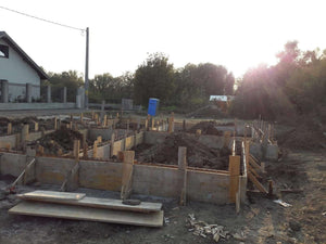 Coffrage des poutres de fondation pour le projet de maison en métal de 155 mètres carrés thumbnail