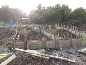 Coffrage des poutres de fondation pour le projet de maison en métal de 155 mètres carrés thumbnail