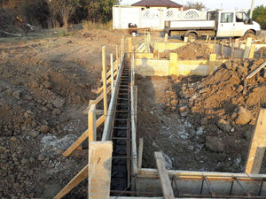 Coffrage des poutres de fondation pour le projet de maison en métal de 155 mètres carrés thumbnail