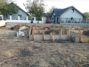 Coffrage des poutres de fondation pour le projet de maison en métal de 155 mètres carrés thumbnail