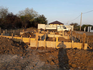 Coffrage des poutres de fondation pour le projet de maison en métal de 155 mètres carrés thumbnail