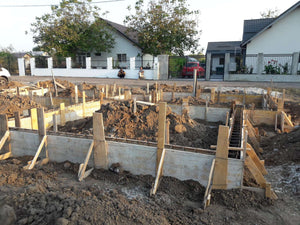 Coffrage des poutres de fondation pour le projet de maison en métal de 155 mètres carrés thumbnail