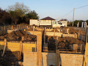 Coffrage des poutres de fondation pour le projet de maison en métal de 155 mètres carrés thumbnail