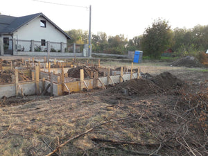 Coffrage des poutres de fondation pour le projet de maison en métal de 155 mètres carrés thumbnail