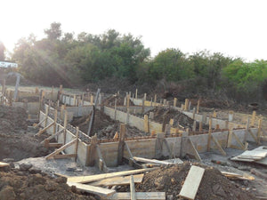 Coffrage des poutres de fondation pour le projet de maison en métal de 155 mètres carrés thumbnail