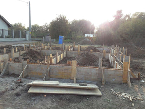 Coffrage des poutres de fondation pour le projet de maison en métal de 155 mètres carrés thumbnail