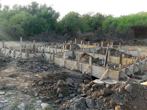 Coffrage des poutres de fondation pour le projet de maison en métal de 155 mètres carrés thumbnail