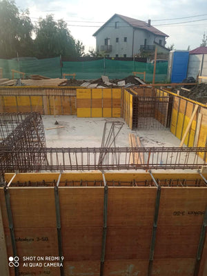 Coffrage et coulée des murs de sous-sol pour la construction de la maison sur sous-sol + rez-de-chaussée + 2 étages thumbnail