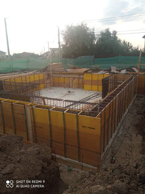 Coffrage et coulée des murs de sous-sol pour la construction de la maison sur sous-sol + rez-de-chaussée + 2 étages thumbnail