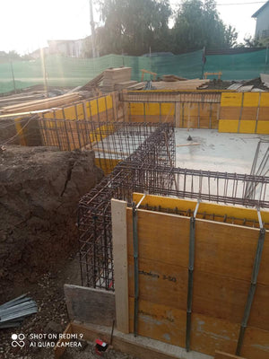 Coffrage et coulée des murs de sous-sol pour la construction de la maison sur sous-sol + rez-de-chaussée + 2 étages thumbnail
