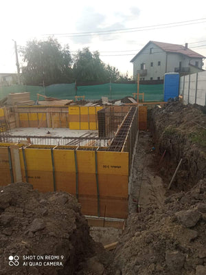 Coffrage et coulée des murs de sous-sol pour la construction de la maison sur sous-sol + rez-de-chaussée + 2 étages thumbnail