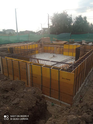 Coffrage et coulée des murs de sous-sol pour la construction de la maison sur sous-sol + rez-de-chaussée + 2 étages thumbnail