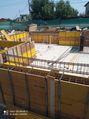 Coffrage et coulée des murs de sous-sol pour la construction de la maison sur sous-sol + rez-de-chaussée + 2 étages thumbnail