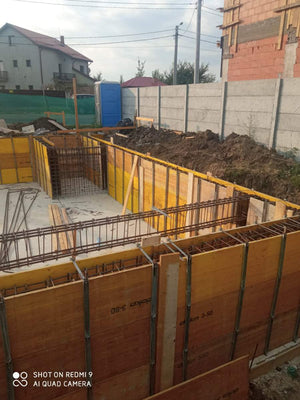 Coffrage et coulée des murs de sous-sol pour la construction de la maison sur sous-sol + rez-de-chaussée + 2 étages thumbnail