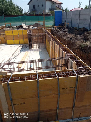 Coffrage et coulée des murs de sous-sol pour la construction de la maison sur sous-sol + rez-de-chaussée + 2 étages thumbnail