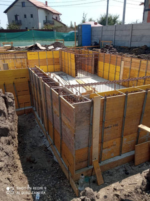 Coffrage et coulée des murs de sous-sol pour la construction de la maison sur sous-sol + rez-de-chaussée + 2 étages thumbnail