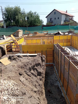 Coffrage et coulée des murs de sous-sol pour la construction de la maison sur sous-sol + rez-de-chaussée + 2 étages thumbnail