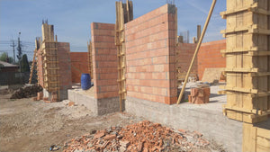 Coffrage et coulée de béton des poteaux et maçonnerie des murs extérieurs de la maison de 386 mètres carrés thumbnail