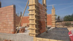 Coffrage et coulée de béton des poteaux et maçonnerie des murs extérieurs de la maison de 386 mètres carrés thumbnail