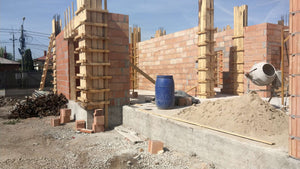 Coffrage et coulée de béton des poteaux et maçonnerie des murs extérieurs de la maison de 386 mètres carrés thumbnail