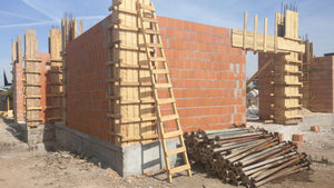 Coffrage et coulée de béton des poteaux et maçonnerie des murs extérieurs de la maison de 386 mètres carrés thumbnail