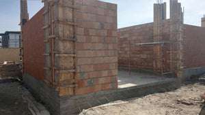 Coffrage et coulée de béton des poteaux et maçonnerie des murs extérieurs de la maison de 386 mètres carrés thumbnail