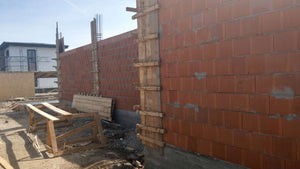 Coffrage et coulée de béton des poteaux et maçonnerie des murs extérieurs de la maison de 386 mètres carrés thumbnail
