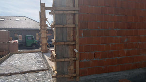 Coffrage et coulée de béton des poteaux et maçonnerie des murs extérieurs de la maison de 386 mètres carrés thumbnail