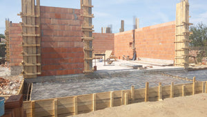 Coffrage et coulée de béton des poteaux et maçonnerie des murs extérieurs de la maison de 386 mètres carrés thumbnail