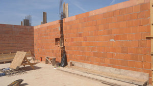Coffrage et coulée de béton des poteaux et maçonnerie des murs extérieurs de la maison de 386 mètres carrés thumbnail