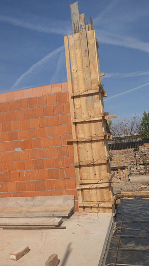 Coffrage et coulée de béton des poteaux et maçonnerie des murs extérieurs de la maison de 386 mètres carrés thumbnail