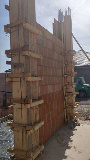 Coffrage et coulée de béton des poteaux et maçonnerie des murs extérieurs de la maison de 386 mètres carrés thumbnail