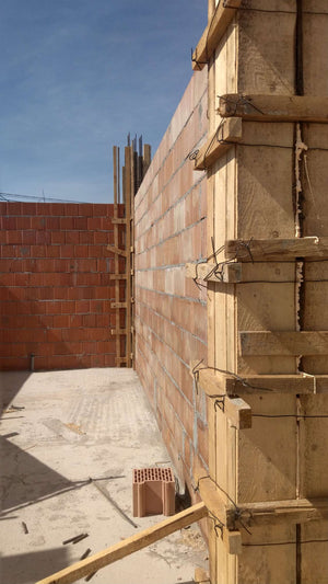 Coffrage et coulée de béton des poteaux et maçonnerie des murs extérieurs de la maison de 386 mètres carrés thumbnail