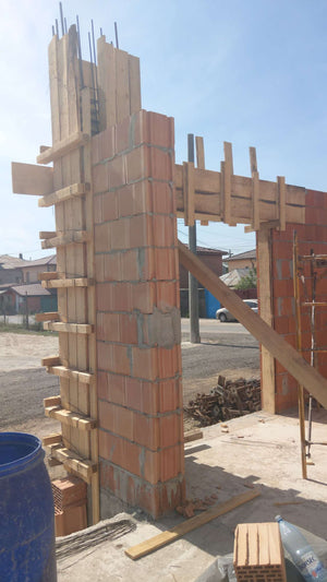 Coffrage et coulée de béton des poteaux et maçonnerie des murs extérieurs de la maison de 386 mètres carrés thumbnail