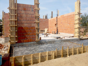 Coffrage et coulée de béton des poteaux et maçonnerie des murs extérieurs de la maison de 386 mètres carrés thumbnail