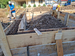 Coffrage, coulée de béton des poutres et compactage du sol et du ballast pour la fondation thumbnail