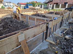 Coffrage, coulée de béton des poutres et compactage du sol et du ballast pour la fondation thumbnail