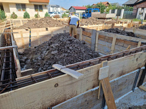 Coffrage, coulée de béton des poutres et compactage du sol et du ballast pour la fondation thumbnail