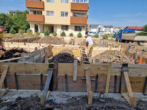 Coffrage, coulée de béton des poutres et compactage du sol et du ballast pour la fondation thumbnail