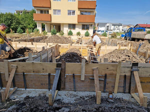 Coffrage, coulée de béton des poutres et compactage du sol et du ballast pour la fondation thumbnail
