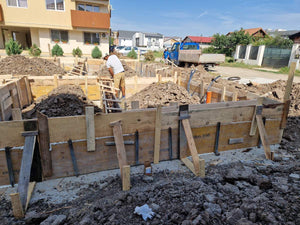 Coffrage, coulée de béton des poutres et compactage du sol et du ballast pour la fondation thumbnail