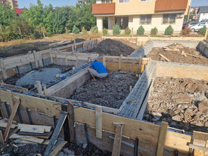 Coffrage, coulée de béton des poutres et compactage du sol et du ballast pour la fondation thumbnail