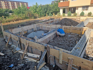 Coffrage, coulée de béton des poutres et compactage du sol et du ballast pour la fondation thumbnail