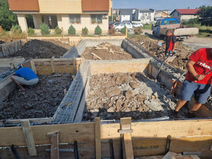 Coffrage, coulée de béton des poutres et compactage du sol et du ballast pour la fondation thumbnail