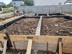 Coffrage, coulée de béton des poutres et compactage du sol et du ballast pour la fondation thumbnail