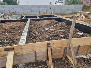 Coffrage, coulée de béton des poutres et compactage du sol et du ballast pour la fondation thumbnail